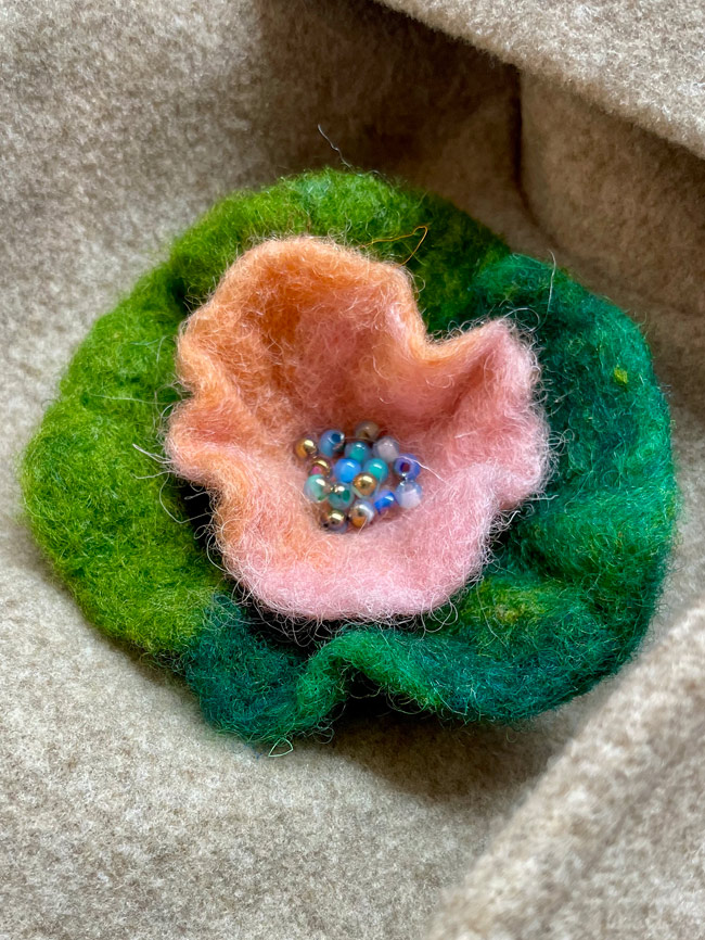 brosa lana cu margele