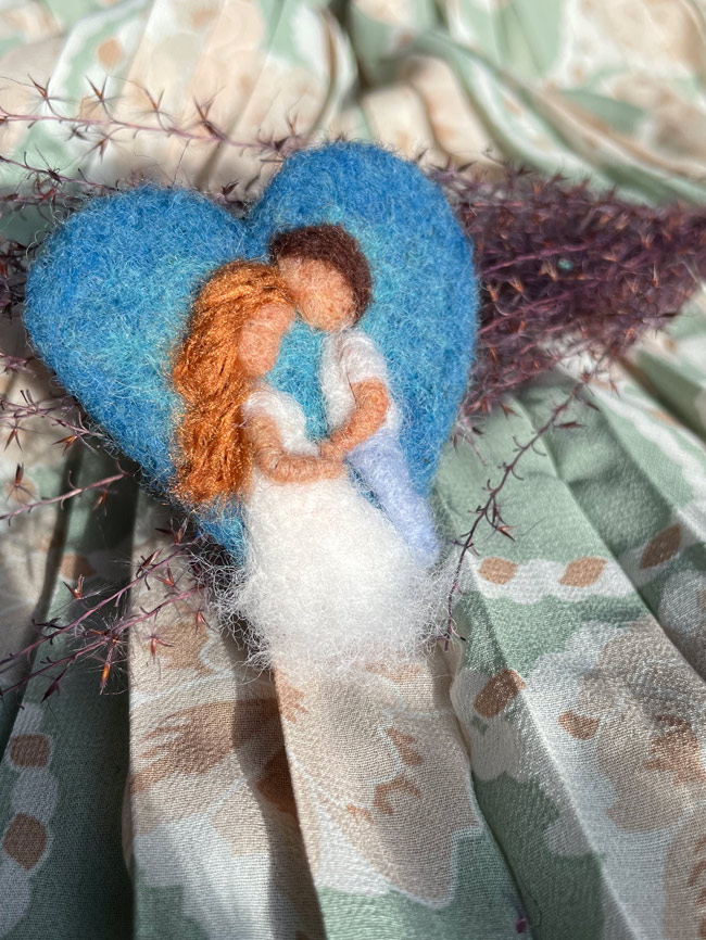 brosa personalizata din lana